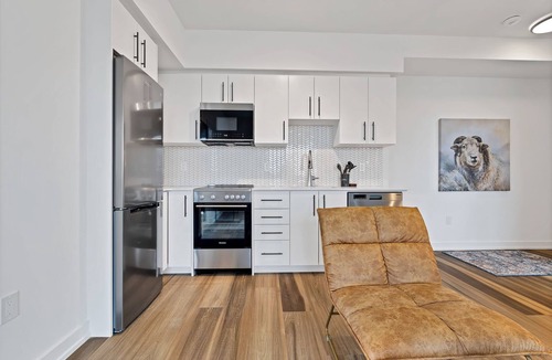 Kitchener Condo | Hydropool Spa HotTub/Bowling Alley/Patio/BBQ/Games - Gorgeous Corner Condo