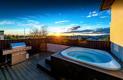 Reykjavik Villa | ICELAND SJF VILLA With Hot Tub & Outdoor Sauna Amazing Mountains and city view