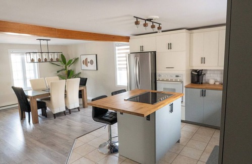Desjardins House | Ideal for 1 or 2 families 3min to the ferry Well-equipped house Parking + Garden