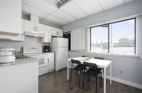 Aldergrove Apartment | IDEAL FOR GROUP STAYS - 3 bedrooms, 3 bathrooms, 2 kitchens
