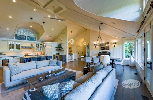 Seguin Cottage | Immaculate, Resort-Like Property on Lake Rosseau!