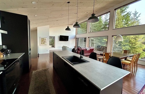 Baie-St-Paul Ski Chalet | Immerse yourself in nature, perched in the forest!