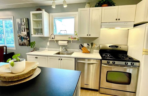 Sidney House | Impeccable Cleanliness Family & Pet Friendly Large Deck House Near YYJ & Ferry