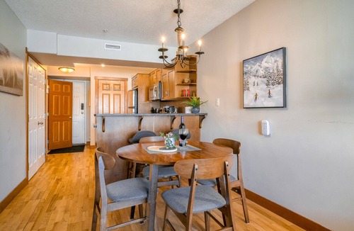 Cougar Creek House | Incredible Mountain View Townhouse Sleep 6 PPL in DT Canmore w/AC & UG Parking