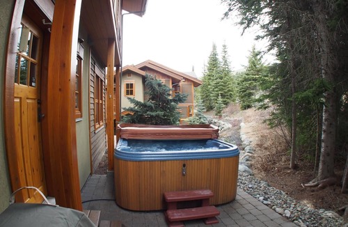 Sun Peaks House | Incredible multi level 2 bedroom + den townhouse, close to ski run