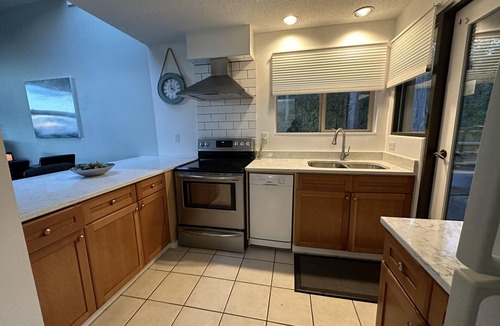 Regional District of Nanaimo Condo | INN OF THE SEA- beautiful 2 bedroom condo, OCEANFRONT Heated Pool/Hot Tub/Dock