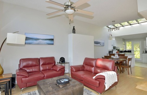 North Oyster House | Inn of the Sea Waterfront 2 bed 2 bath with AC + pools & boat dock