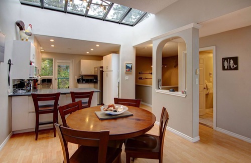 North Oyster House | Inn of the Sea Waterfront 2 bed 2 bath with AC + pools & boat dock