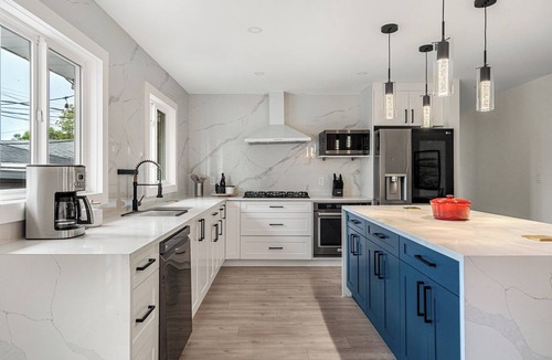 Haysboro House | InnerCity | 4 bed 3 bath | AC | Poker | Xbox | Backyard BBQ | LRT | shops & eats