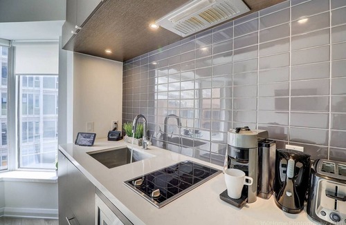 Bloor-Yorkville Apartment | Instant Suites Junior Suite at Yorkville ☆
