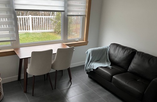 Sherbrooke Apartment | Intimate Bachelor in front of the Lake