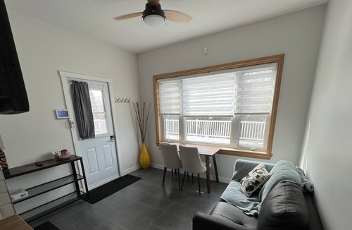 Sherbrooke Apartment | Intimate Bachelor in front of the Lake