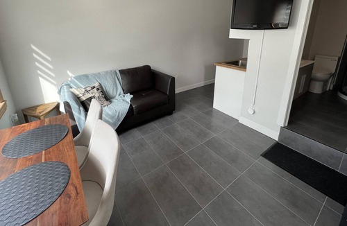 Sherbrooke Apartment | Intimate Bachelor in front of the Lake