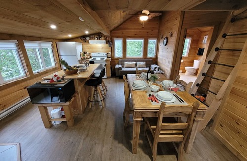 Val-des-Monts Ski Chalet | Intimate Cottage plus Loft with Epic Lake Views
