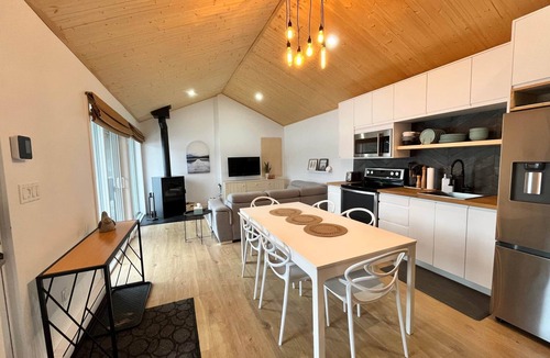 St-Aubert Ski Chalet | Intimate mini chalet. Lakeside.