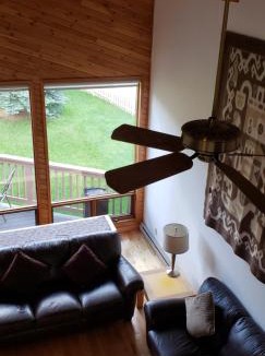 East Kootenay House | Invermere, BC On the Lake! Luxury 4 Bedroom Vacation Home with Panoramic Mountain Views! Walk to Town, Shopping, Tennis, Volleyball, Pickle Ball, Dining, Bakery, Pubs, Swimming, Boating, Hiking, Fish, Biking, Hot Springs! Construction Trades Welcome
