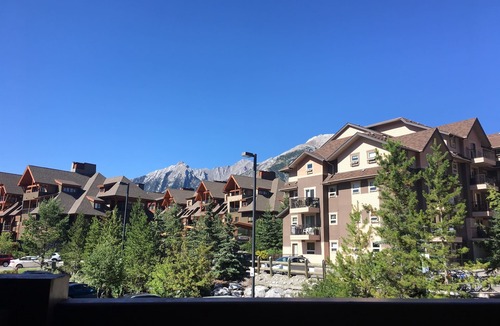 Canmore Apartment | Inviting Condo – Hot Tub & Relaxing Atmosphere!