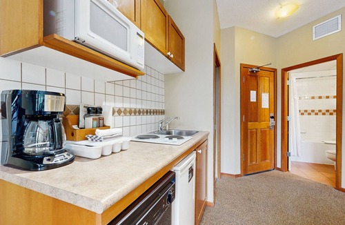 Village North Apartment | Inviting studio with hot tubs, outdoor pool, saunas & gym - walk to lifts