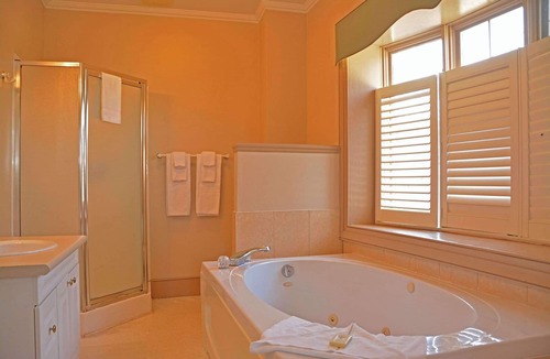 West Lake Hotel | Isaiah Tubbs Resort & Conference Centre