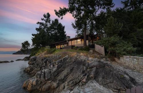 Brentwood Bay House | Island Luxury Oceanside Estate