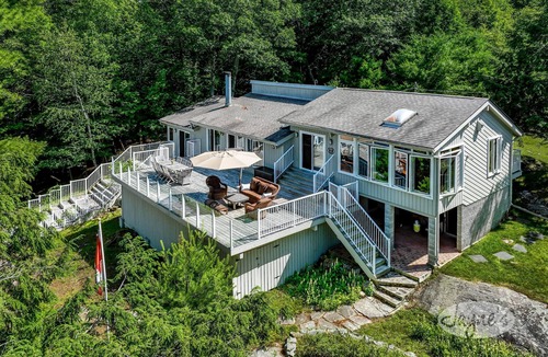 Bracebridge Cottage | Island Property on Lake Muskoka! 4brdm, 3 bath! Best Internet! SUP, Kayak