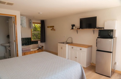 Ucluelet Hotel | Jacuzzi Suite | Ocean View