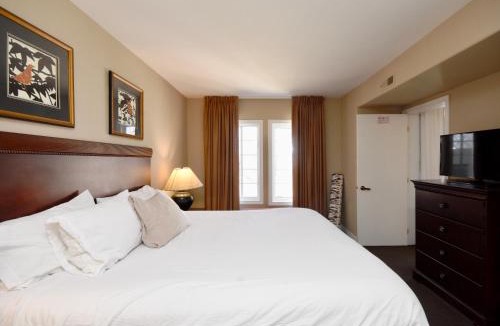 Oro-Medonte Apartment | Jacuzzi Suite with King bed, full kitchen
