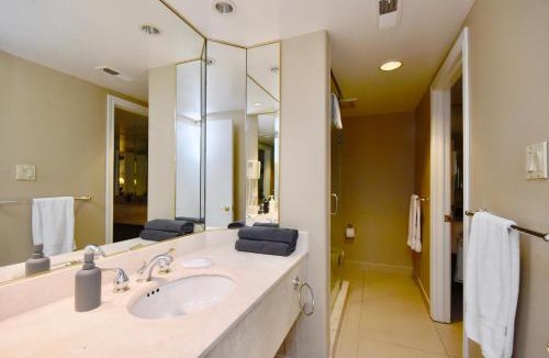 Oro-Medonte Apartment | Jacuzzi Suite with King bed, full kitchen