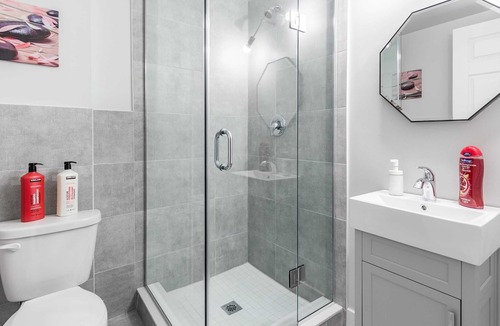 Central Hamilton Apartment | James St Apartment with Queen sized bed