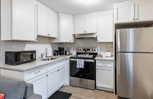 Central Hamilton Apartment | James St Apartment with Queen sized bed
