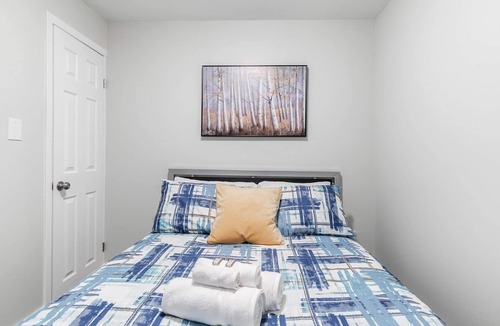 Central Hamilton Apartment | James St Apartment with Queen sized bed