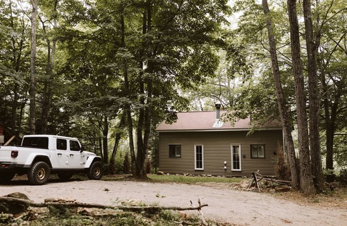 Faraday Cottage | Jeffrey Lake Cabin | Wood Fireplace · Hot Tub