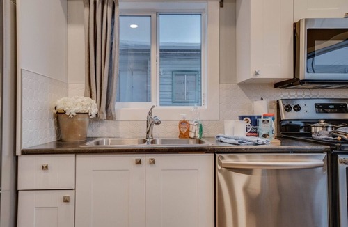 North Central Edmonton Apartment | Joey - Central Hub for Nomads & Urban Explorers!