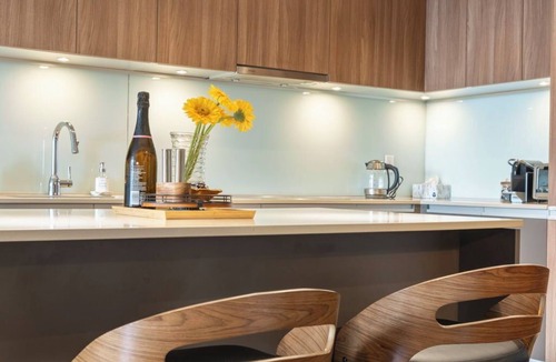 Victoria Park Apartment | Just 5 Minutes from Scotiabank arena! with parking