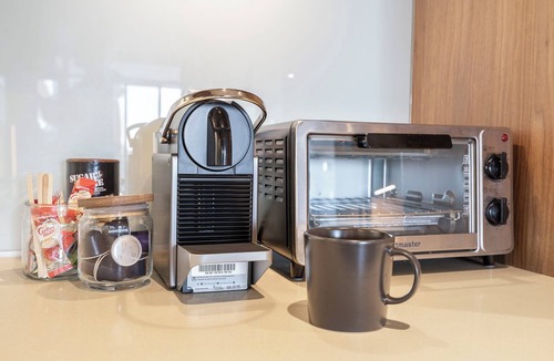 Victoria Park Apartment | Just 5 Minutes from Scotiabank arena! with parking