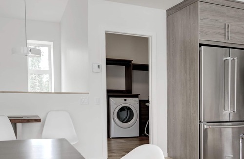 Golden House | Just completed 4 bedroom, 5 bathroom modern Town home, pool table, sleeps 10