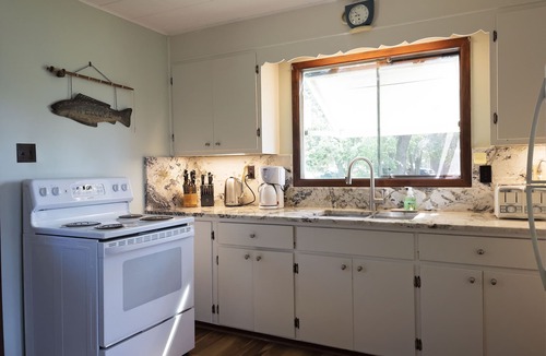 Bongard Cottage | Kat's Cradle Cottage in Prince Edward County. Waterfront on the Reach!