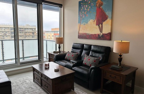 Kensington Apartment | Kensington King Bed, Air Conditioned, Parking, Sunnyside C-Train, Top Property