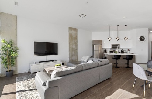 Old Strathcona Condo | King Bed, 10 ft ceiling, 5 mins from downtown