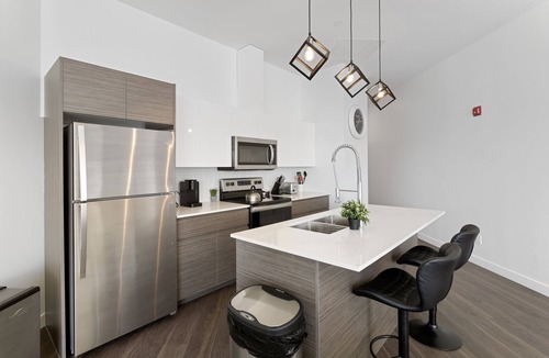 Old Strathcona Condo | King Bed, 10 ft ceiling, 5 mins from downtown