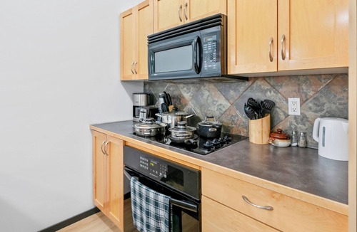 Southwest Edmonton Apartment | KING BED/AC/Clgry trail/Gateway/Whitemud