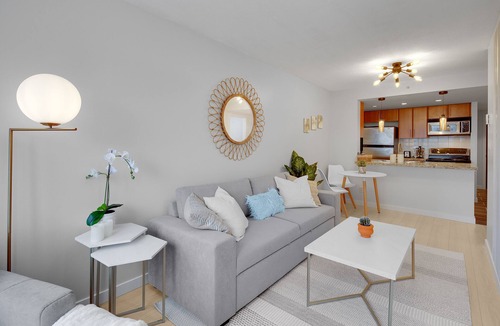 Crosstown Apartment | King Bed Apartment w/Pool, Sauna, Gym, & Free Parking ❤ The Urban Oasis