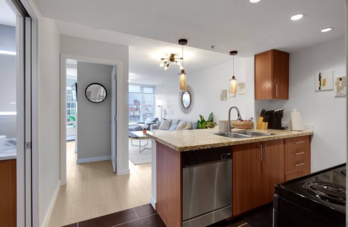Crosstown Apartment | King Bed Apartment w/Pool, Sauna, Gym, & Free Parking ❤ The Urban Oasis