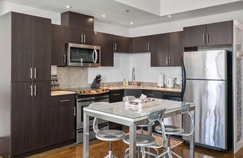 Beltline Apartment | King Bed | DT Views | UG Park | Walk to Saddledome