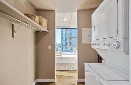 Beltline Apartment | King Bed | DT Views | UG Park | Walk to Saddledome