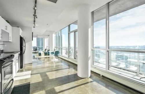 Beltline Apartment | King Bed | DT Views | UG Park | Walk to Saddledome