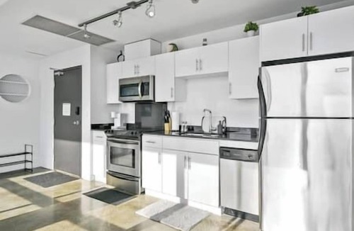 Beltline Apartment | King Bed | DT Views | UG Park | Walk to Saddledome
