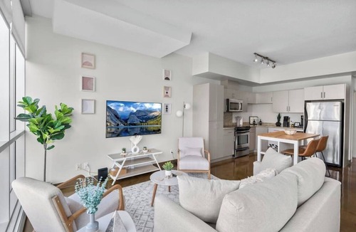 Beltline Apartment | King Bed | DT Views | UG Park | Walk to Saddledome