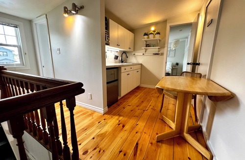 Carleton Place Apartment | King bed, Kitchenette, parking, central - upper level suite