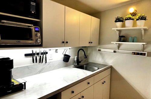 Carleton Place Apartment | King bed, Kitchenette, parking, central - upper level suite